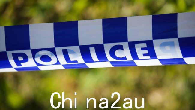 It is据了解,在警察到达之前,男孩的父亲能够“紧紧地”拥抱他的儿子。 图片:NCA Newswire / Gaye Gerard