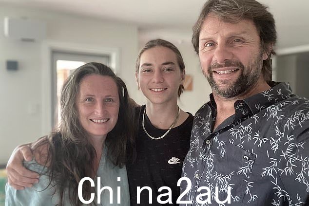 John Gordon(右)的使命是提高人们对硝氮烯的致命危险。照片中他与伴侣 Emily 及其儿子 Jetson(两年前去世)