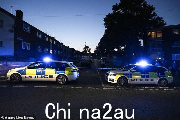 周四下午 4 点左右,警方接到报警赶到现场。两名十几岁男孩被捕,后来被指控谋杀