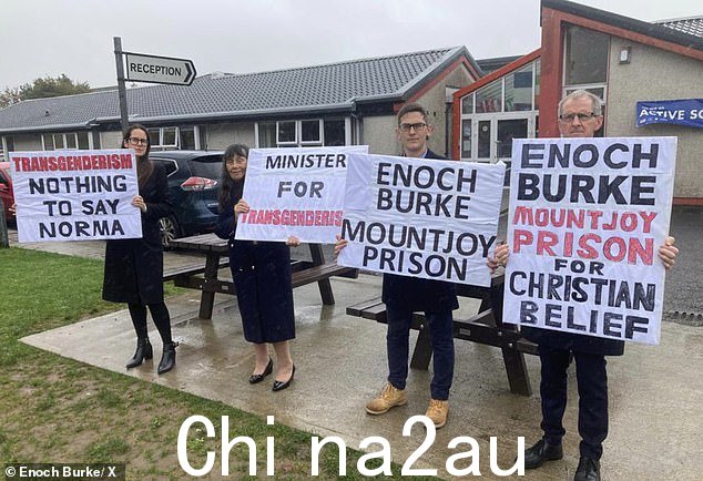 11 月,教育部长诺玛·弗利 (Norma Foley) 访问巴林罗布社区学校时,人们看到伊诺克·伯克的母亲、父亲、姐妹和兄弟在学校外抗议