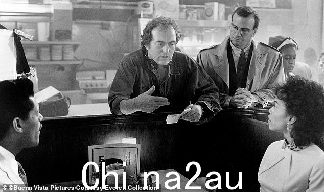 Chapin 在拍摄蒂娜·特纳传记片《爱情与它有何关系》期间与安吉拉·巴塞特交谈