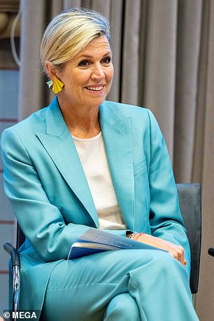 Máxima 微笑着参加研讨会
