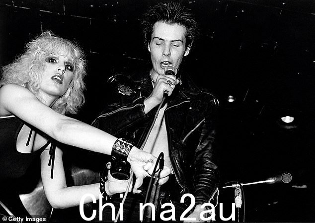 Nancy Spungen 的尸体于 1978 年在她与 Sid 共用的酒店房间中被发现,这引发了围绕她的死亡的无数疑问和理论 - Sid 于 1979 年 2 月因吸毒过量而死亡(1978 年合影)