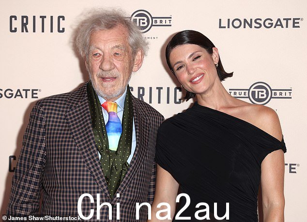 伊恩爵士在活动中穿着格子西装,搭配鲜艳的围巾和领带,看起来很聪明