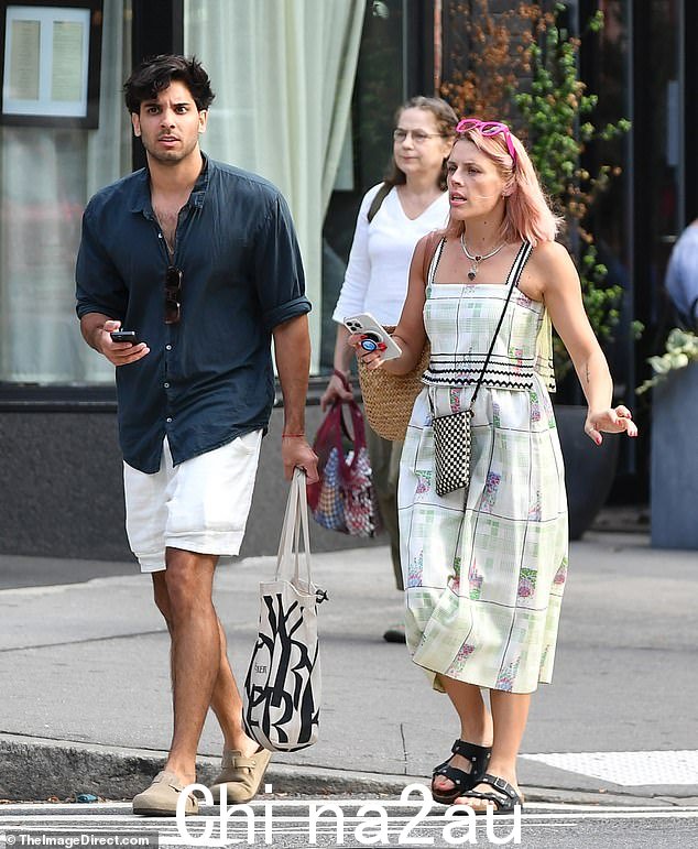 Busy Philipps 周末被发现与新男友 Jon Kasbe 在纽约外出。周日,这位 45 岁的女演员穿着别致的夏装,与比她小 11 岁的艾美奖获奖导演进行了一场浪漫的日间漫步