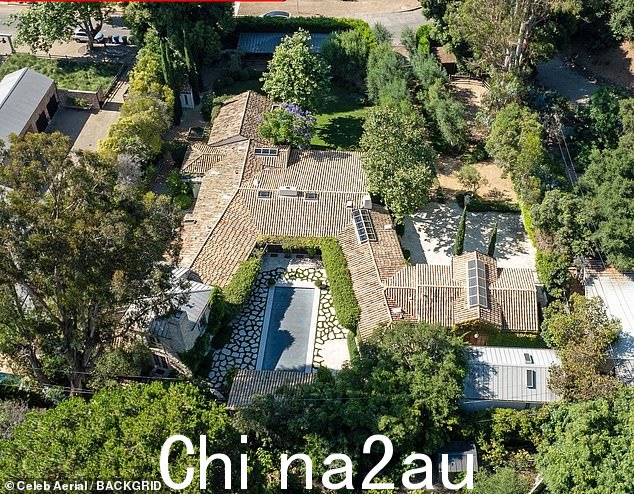 这位 52 岁的演员 - 最近在他的新住处接受了外卖(如图) - 在与 55 岁的一线明星合法分居期间,他表现得很好