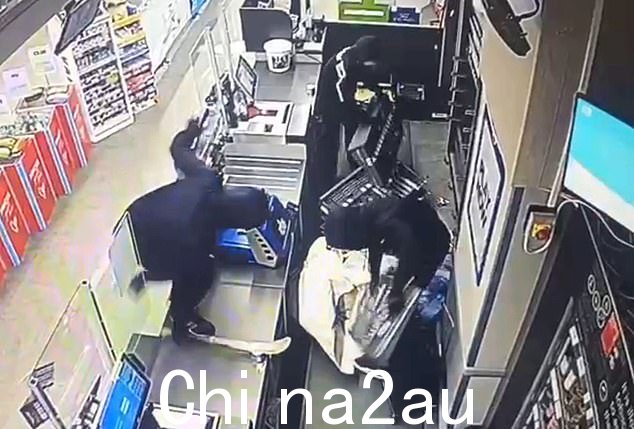随着入店行窃水平飙升至历史新高,英国各地的超市的肉类、糖果和酒类区域都遭到洗劫(如图:一伙挥舞砍刀的团伙在柜台上挥舞着武器,抢走香烟盒)伦敦的合作商店)