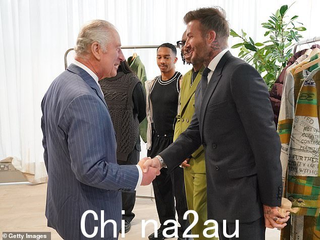 随着苏塞克斯夫妇和贝克汉姆夫妇之间的关系似乎有所降温,据说足球传奇人物大卫去年正在与国王讨论未来的慈善合作。两人都摄于 2023 年 5 月” class=