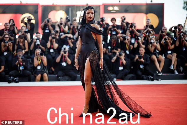这位 30 岁的加拿大女演员在庆祝丹尼尔·克雷格 (Daniel Craig) 主演的电影的活动中穿着黑色丝绸大腿开叉连衣裙,大秀美腿