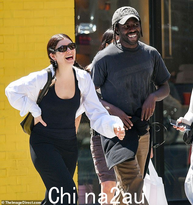 这并不是第一次有人猜测 Lorde 与 Dev 合作开展她的下一个项目,三月份两人还一起出现在巴黎