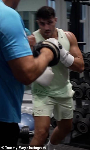 他为视频添加了标题:“手部手术后 9 个月,我的手终于回来了,哇,感觉很好。我的心理健康今天需要这一积极的一步”