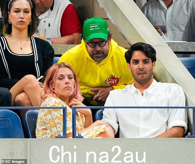 Busy 和 Jon 在保加利亚选手 Grigor Dimitrov 与美国选手 Frances Tiafoe 的比赛中被发现与 Jason 聊天