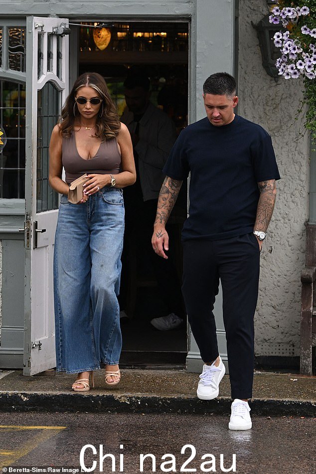 故事情节已经开始在 TOWIE 上为观众上演,演员们‘分裂’并被迫选边站队” class=