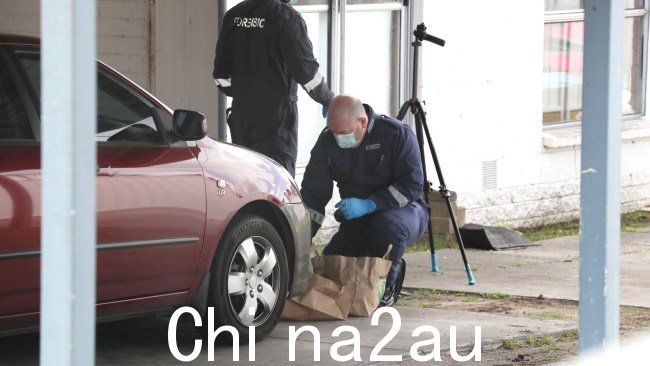 警察在现场,一名新生婴儿正在为生命而战。被发现在丹德农北 (Dandenong North) 的一处民宅外。 2024 年 8 月 30 日星期五。图片:David Crosling /News Corp Australia。