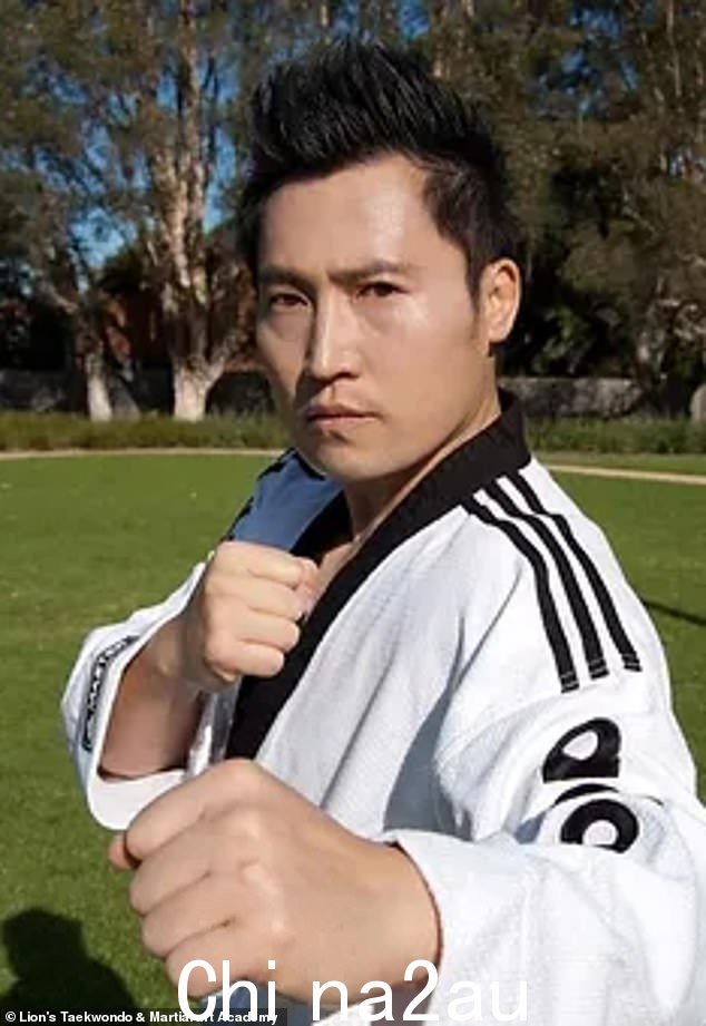 警方指控 49 岁的 Kwang Kyung Yoo 涉嫌三重谋杀,他因停车场事件而被刺伤前往医院,他声称是在停车场事件中造成的