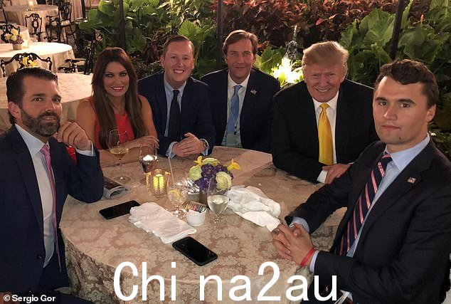 人们对特朗普在 MAGA 领域的总统前景日益担忧,与此同时,他的顾问和同事之间的不和和指责也日益增加,众所周知,这些顾问和同事包括有争议的人物。图为:2019 年,特朗普与儿子小唐 (Don Jr)、金伯利·吉尔福伊尔 (Kimberly Guilfoyle)、塞尔吉奥·戈尔 (Sergio Gor) 和查理·柯克 (Charlie Kirk) 坐在一起