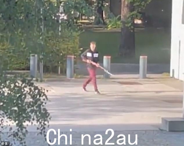 令人惊叹的镜头显示,枪手 - 据报道是一位具有波斯尼亚血统的奥地利国民,名叫 Emrah I. - 在 Briennerstrasse 和 Karolinenplatz 地区两栋建筑附近的街道上跟踪