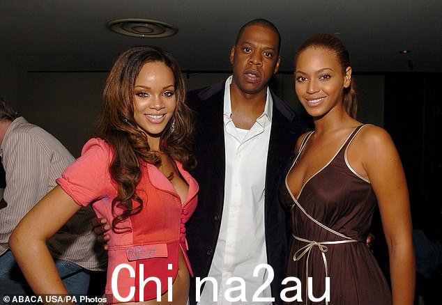 当蕾哈娜还是一颗冉冉升起的新星时,有传言称她与自己的门生 Jay Z 有染,据称导致与碧昂斯的婚姻出现问题(2005 年拍摄)