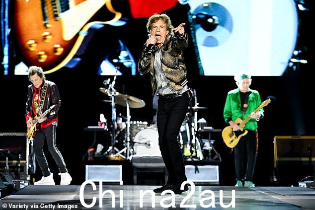 Mick,81 岁和 Keith,80 岁,与 77 岁的 Ronnie Wood(左)在 7 月洛杉矶哈克尼钻石巡演舞台上合影