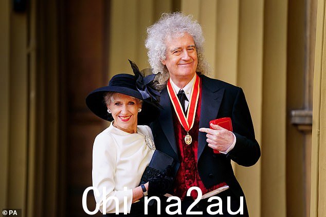 布莱恩·梅 (Brian May) 结婚 23 年的妻子安妮塔·多布森 (Anita Dobson) 一直在他身边给予他持续的支持,并在他与健康作斗争后在床边照顾他(去年摄于白金汉宫) )
