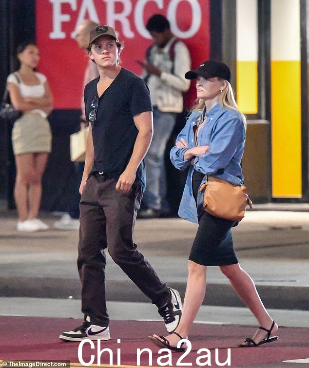 瑞茜·威瑟斯彭 (Reese Witherspoon) 与儿子迪肯·菲利普 (Deacon Phillippe) 在纽约拍摄热门电视剧《早间秀》(The Morning Show) 时休息,享受了难得的美好时光