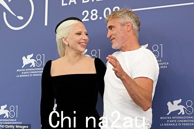 Joaquin 正在讨论他在 2019 年原版电影中的个人减肥情况,然后赞扬了这位真名是 Stefani Germanotta 的 Poker Face 热门制作人,他说:“Stefani 也减掉了很多体重。我记得我第一次在排练中见到你,然后你离开了大约一个月,然后你回来了,你瘦了很多'