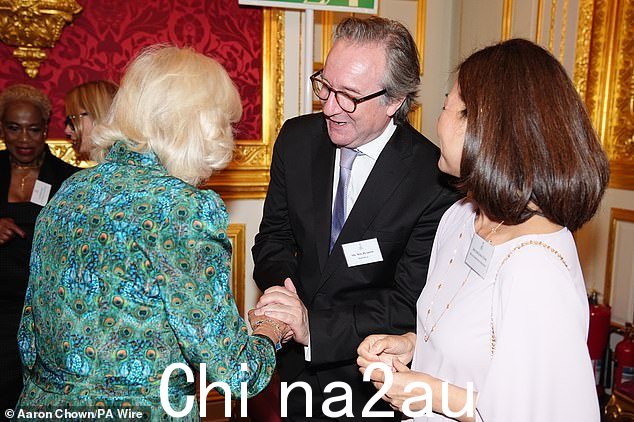 受邀参加长达一小时活动的其他嘉宾包括广播员 David Dimbleby、演员 Neil Pearson(如图中)、作家 Ken Follet 和出版商 Sigrid Rausing