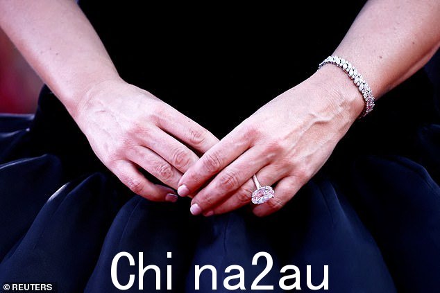 根据 Brides 的说法,这颗 8 克拉椭圆形切割单颗钻石镶嵌在铂金镶座中,Polansky 的售价高达 578,000 美元