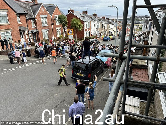 大量人群聚集在巴里岛的街道上,粉丝们对另一集的前景感到兴奋