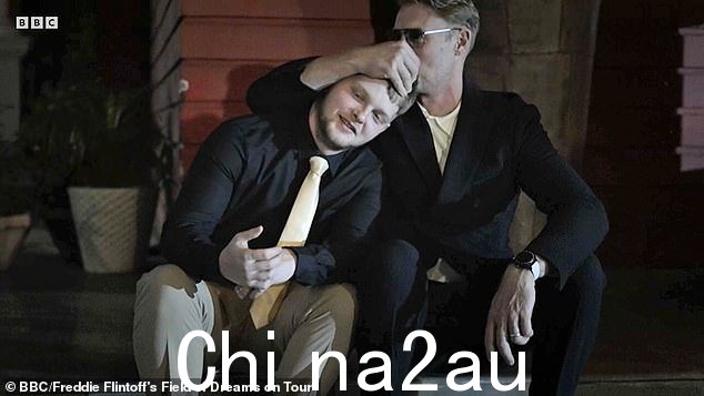 弗林托夫先生因安慰男孩们的方式而受到赞扬 - 例如芬恩(如图),因为他发现一场华丽的晚宴派对上西孟加拉邦的顶级人物势不可挡