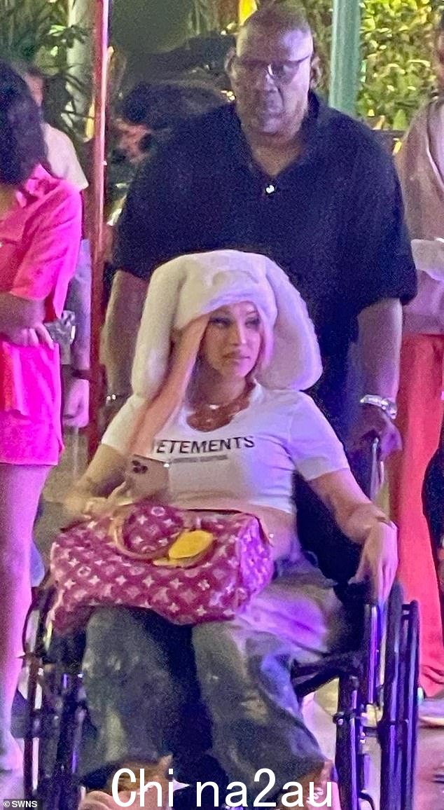 上周末,怀孕的 Cardi B 在庆祝儿子 Wave 的三岁生日后,在新泽西州的美国梦购物中心坐在轮椅上,她设计了一顶奇特的兔子帽