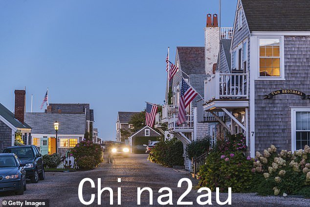 一些场景仍在昂贵的岛屿上拍摄,以赋予其真正的楠塔基特岛(如图)的感觉