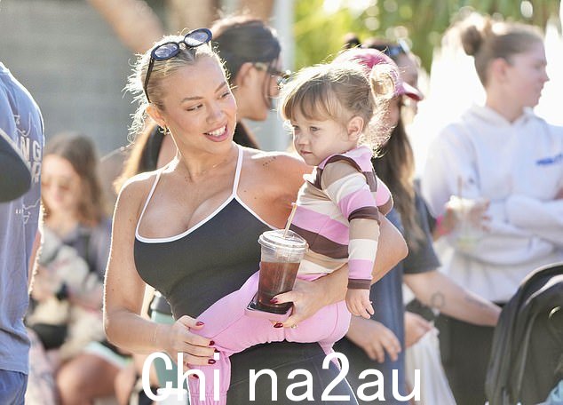 塔米后来加入了她的前未婚夫马特·普尔和她蹒跚学步的女儿波西,她把女儿抱在臀部上