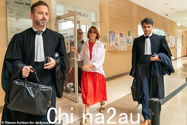 穿着橙色长裙、白色衬衫和金项链,佩利科特夫人高高地坐在同一个法庭上,与 50 名男子指控她强奸她