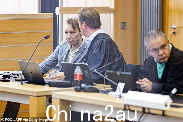 被告 Christian B (L) 抵达德国北部布伦瑞克法院参加审判时,他的律师 Friedrich Fuelscher (C) 和 Atilla Aykac 旁边, 2024 年 9 月 5 日