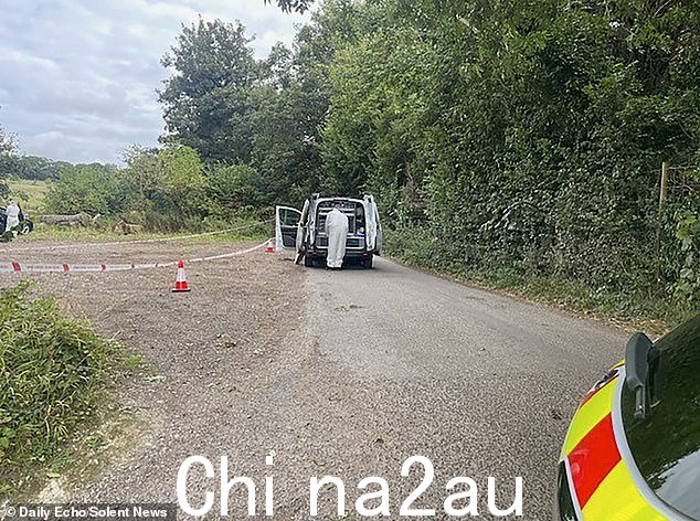 周二警方封锁区域后,一名法医在 Whaddon Lane 附近的现场拍照