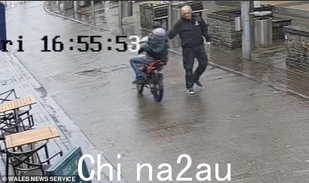 Stanciu 正在“高速”行驶,然后击打了该男子的手并辱骂他