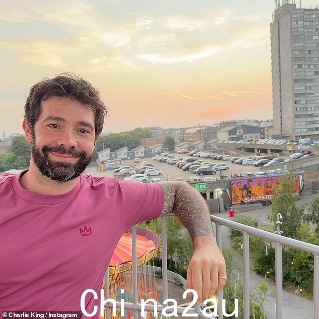 在一次坦诚的采访中,这位私人教练讲述了他在 TOWIE 后寻找工作的艰难历程,并回忆了一次拙劣的鼻子整形手术如何让事情变得更糟