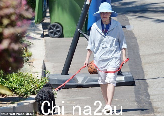 当她添加一顶蓝色渔夫帽时,可以看到她脖子上挂着眼镜