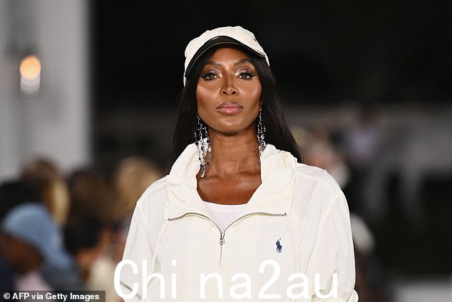 Naomi 在 T 台上惊艳亮相,她用一些精致的垂坠耳环装饰了造型