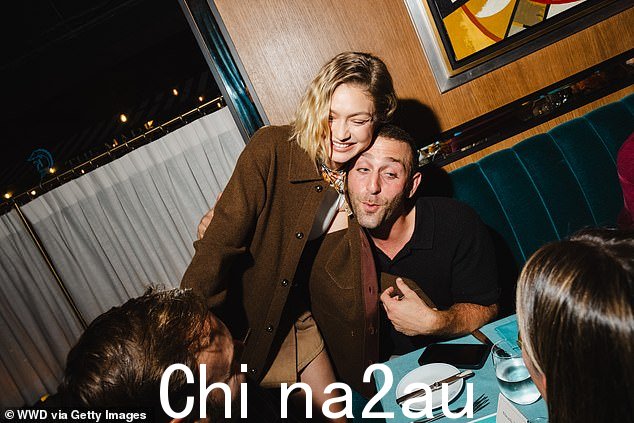 有一次,吉吉拥抱查理·赫斯蒂尼时大笑起来