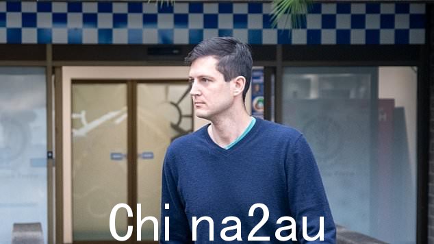 一名前州议员(如图,罗里·阿蒙)因涉嫌历史性儿童性虐待而被指控,被发现在保释后向警方报告