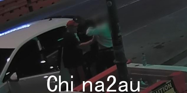 好心撒玛利亚人(如图所示,正在旁观者的帮助下)被刺伤多次