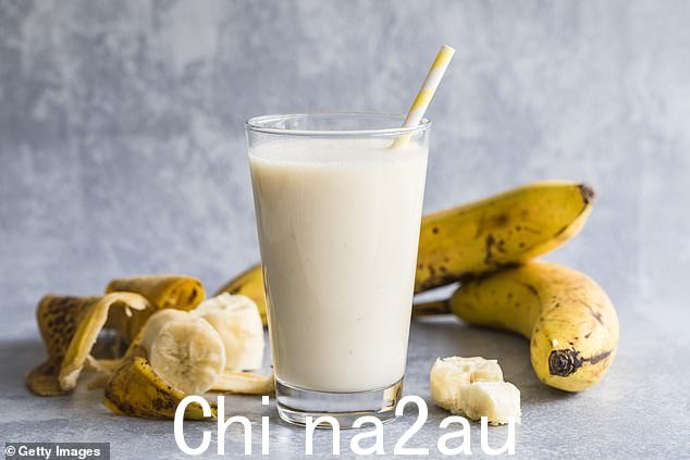 失眠?根据一项新研究,睡前喝一杯香蕉奶昔是睡个好觉的真正秘诀