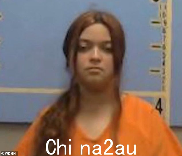 26 岁的乔塞琳娜·伊丽莎白·洛佩兹 (Joselina Elizabeth Lopez) 被指控故意谋杀 41 岁的贝尼托·莫拉莱斯·古兹曼 (Benito Morales Guzman),当局于 8 月 27 日在斯洛科姆 (Slocomb) 的一所房子里发现了他“被肢解和斩首”的尸体。 class=