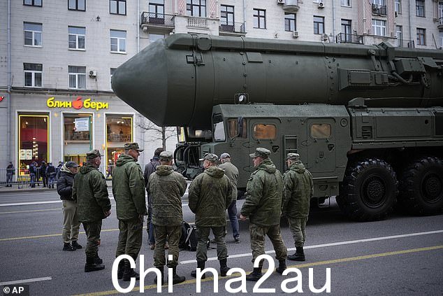 胜利日彩排前,士兵们站在特维尔街停放的俄罗斯 RS-24 Yars 弹道导弹旁边莫斯科阅兵