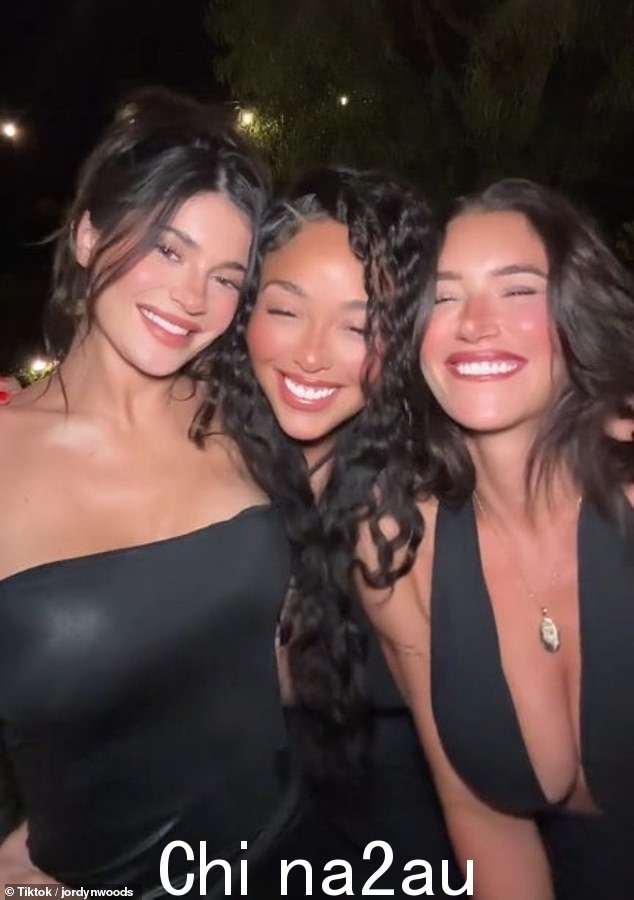 凯莉·詹纳 (Kylie Jenner) 在一段新的 TikTok 视频中与她的前友敌乔丁·伍兹 (Jordyn Woods) 重聚,五年前,他们因与特里斯坦·汤普森 (Tristan Thompson) 醉酒接吻而臭名昭著