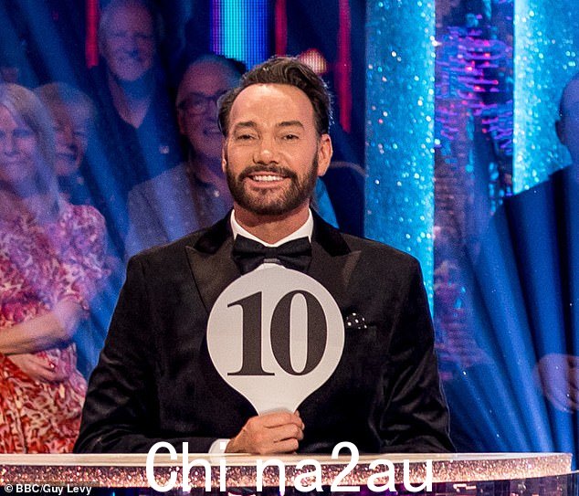 然而,法官克雷格·雷维尔·霍伍德 (Craig Revel Horwood) 几乎认不出来了,因为他首次亮相了一些新的面部毛发,并穿着黑色燕尾服剪裁出精致的身材