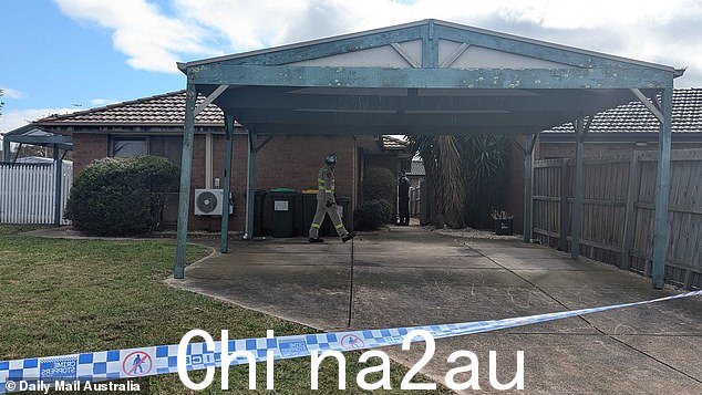 三个孩子在墨尔本的家被大火吞没后正在为自己的生命而战,警察请来了纵火和爆炸物专家
