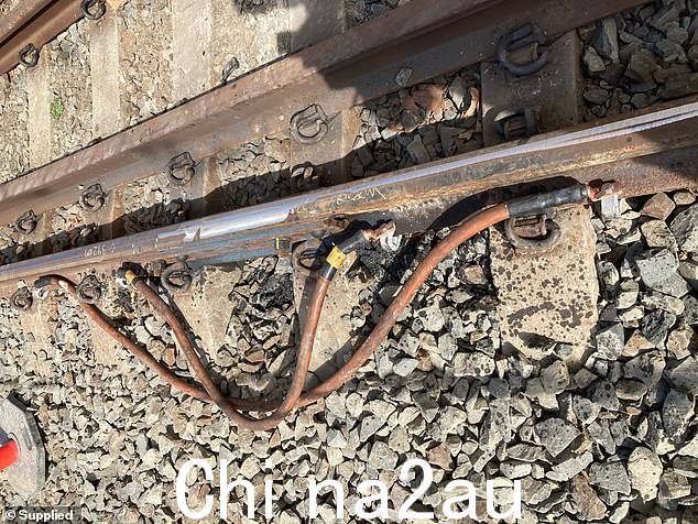 赛道于上午 10 点修复(如图),新南威尔士州交通部门表示,团队正在努力恢复周一下午高峰出行时间的服务